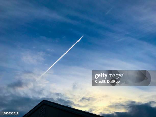 vapor trail in the sky - trace avion ciel photos et images de collection