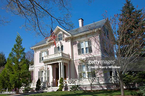 pink house, andover, massachusetts, usa - koloniale stijl stockfoto's en -beelden