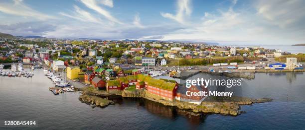 torshavn cityscape panorama ilhas tórshavn streymoy - torshavn - fotografias e filmes do acervo