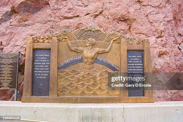 memorial plaque to the men who died building the hoover dam, las vegas, nv - represa hoover - fotografias e filmes do acervo