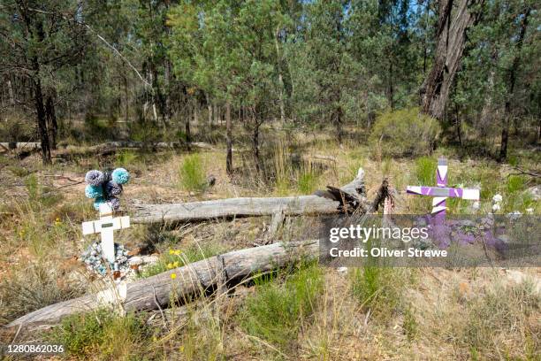 roadside memorial - roadside memorial fotografías e imágenes de stock