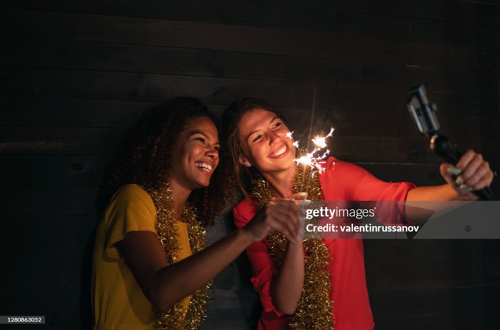 Amis téléconférence et célébration en ligne fête du Nouvel An à la maison, pendant la pandémie COVID-19