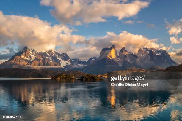 pehoe lake reflection and cuernos peaks in the morning, torres del paine nationalpark, chile - chile stock-fotos und bilder