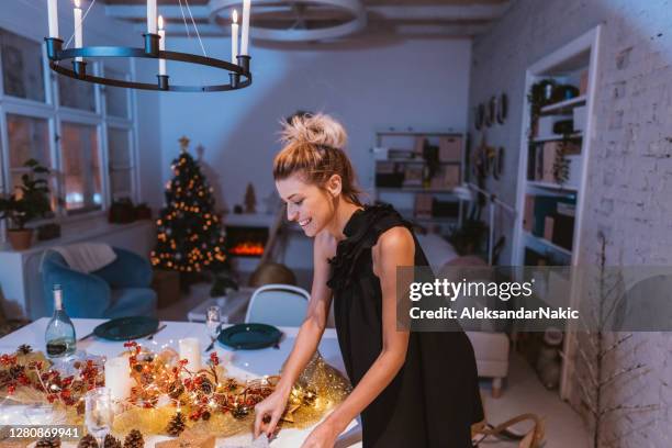 na de laatste voorbereidingen voor kerstdiner - last supper stockfoto's en -beelden