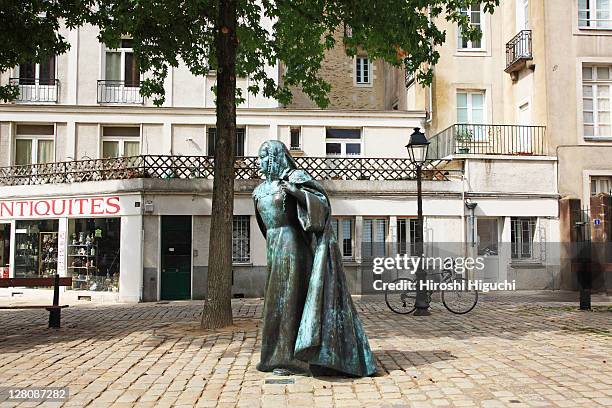 statue of anne de bretagne, loire atlantique, nantes, france - jantes stock pictures, royalty-free photos & images