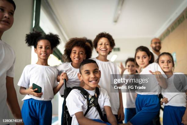 小学生の幸せなグループの肖像 - brazilian children ストックフォトと画像