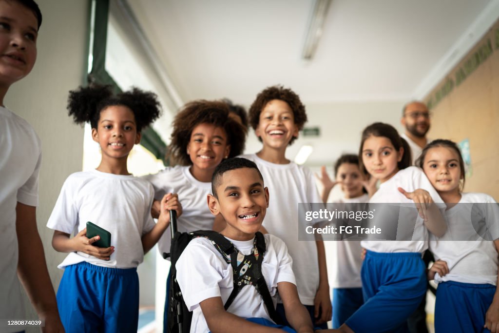 Retrato de um grupo feliz de alunos do ensino fundamental