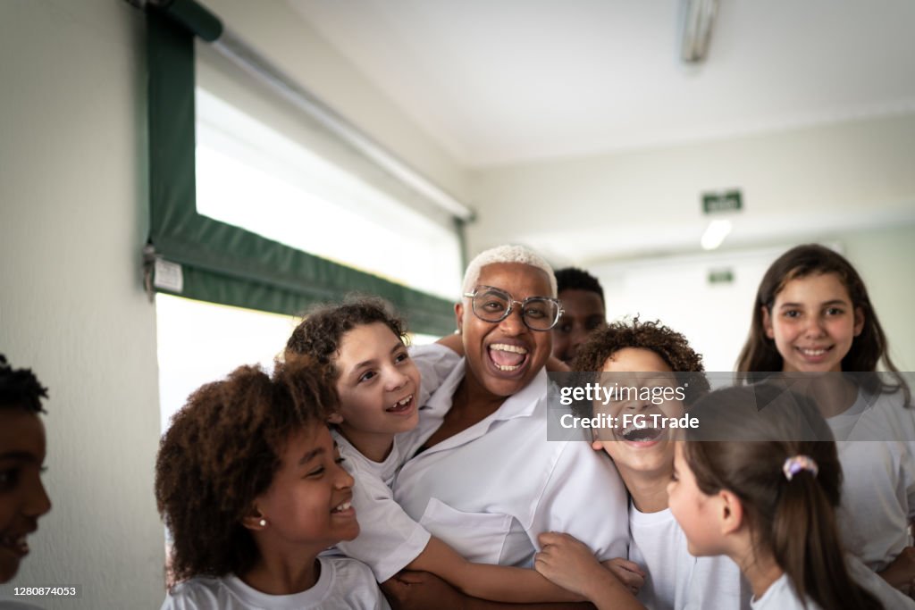 一群快樂的小學生與老師的肖像