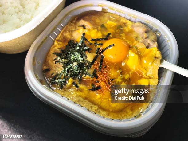oyako-don bento, chicken and egg rice bowl - 親子丼 stockfoto's en -beelden
