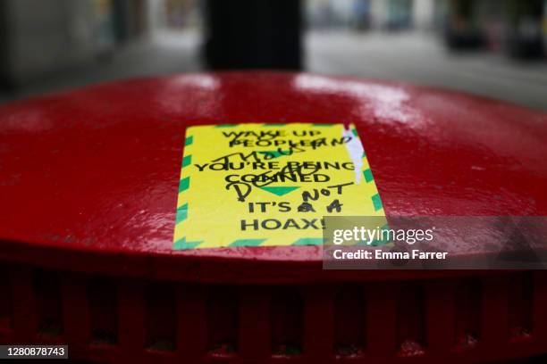 anti lockdown and quarantine sticker - anti quarantäne protest stock-fotos und bilder