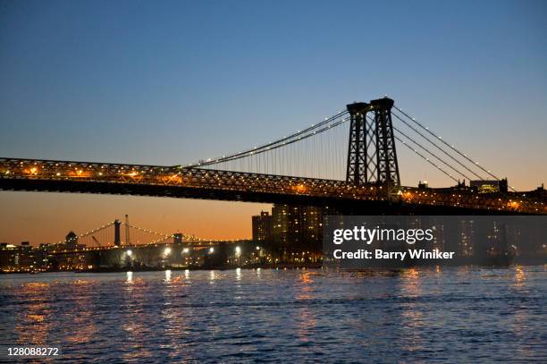 williamsburg bridge and east river at dusk from grand ferry park, grand street at river street, williamsburg, brooklyn, new york, usa, march 2010 - 威廉斯堡 布碌侖 個照片及圖片檔