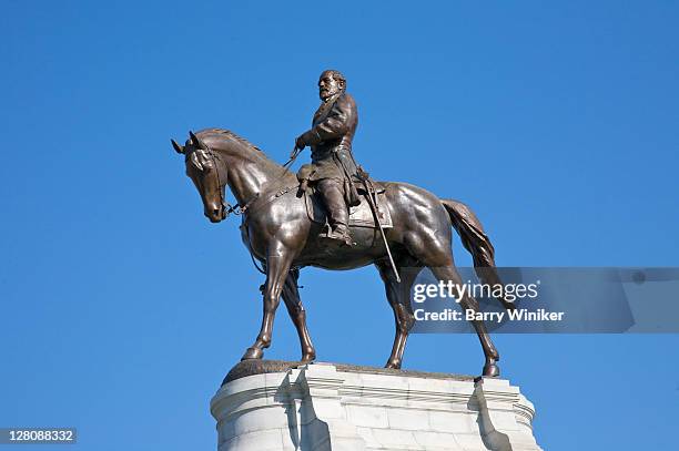 general robert e. lee equestrian sculpture, monument avenue, downtown richmond, virginia, usa - monument avenue richmond stockfoto's en -beelden