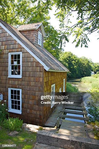 stony brook grist mill, c.1751, long island's most completely equipped working grist mill and country store, stony brook, ny, u.s.a. - stony brook stato di new york foto e immagini stock