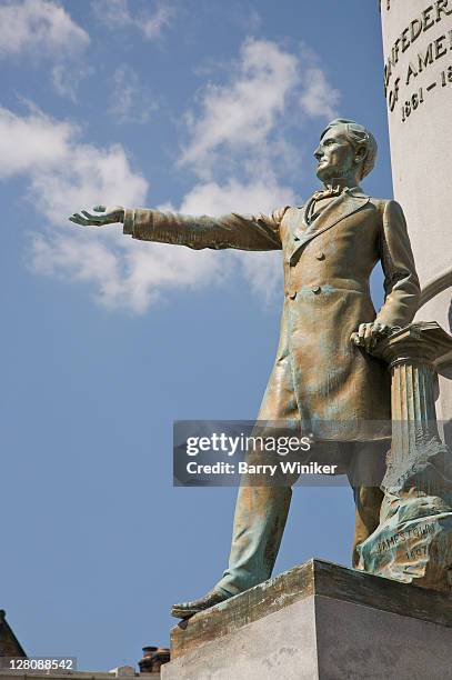 monument to jefferson davis, president of the confederate states of america, monument avenue, richmond, virginia, usa - monument avenue richmond stock-fotos und bilder