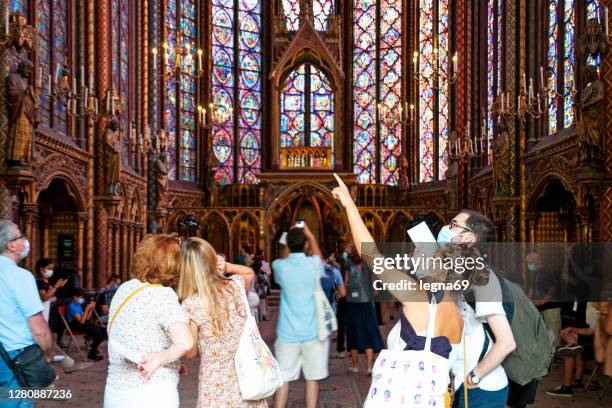 paris : sainte chapelle med maskerade personer under covid19 pandemi i frankrike - the sainte chapelle paris bildbanksfoton och bilder