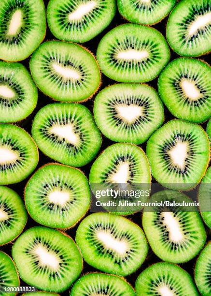 kiwis lined up, paris, france - kiwi fruit 個照片及圖片檔