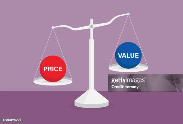 illustrazioni stock, clip art, cartoni animati e icone di tendenza di prezzo rispetto al valore nella bilancia - consumismo