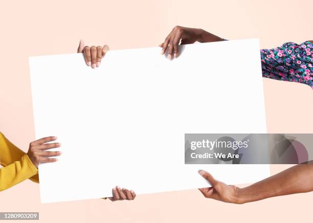 hands holding blank sign - placard foto e immagini stock