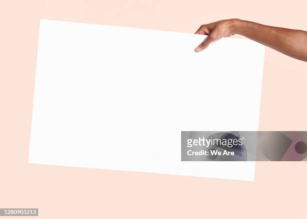 hand holding blank sign - holding paper fotografías e imágenes de stock