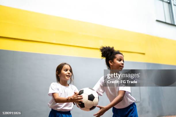 studenter leker med fotboll på motion klass - daily sport girls bildbanksfoton och bilder