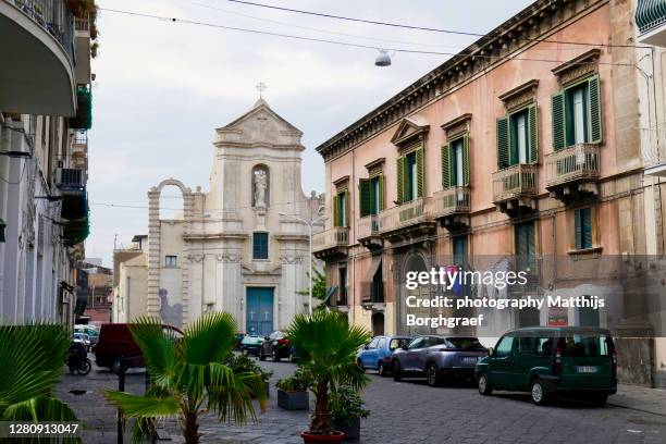 street view in catania's old town - matthijs borghgraef fotografías e imágenes de stock