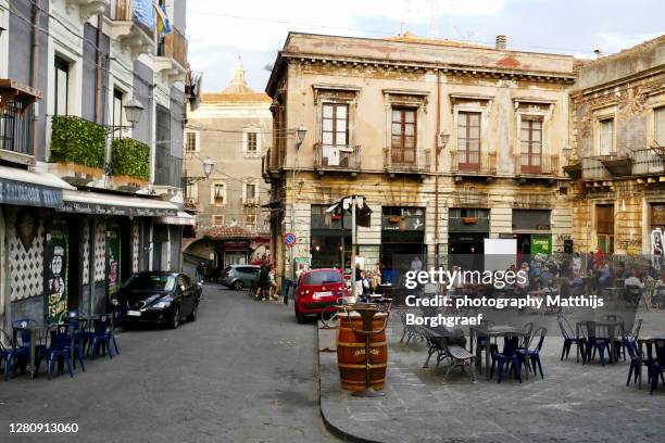 small square in the old centre of catania - matthijs borghgraef fotografías e imágenes de stock