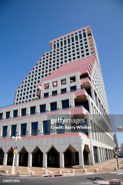 modern hotel architecture at allenby and the promenade along the mediterranean (tayelet) in tel aviv, israel - bauhaus photos et images de collection