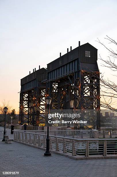 gantry, old shipping lift, at gantry plaza state park, opened 1998, hunter's point, long island city, queens, new york, u.s.a. - hunters point long island city stockfoto's en -beelden