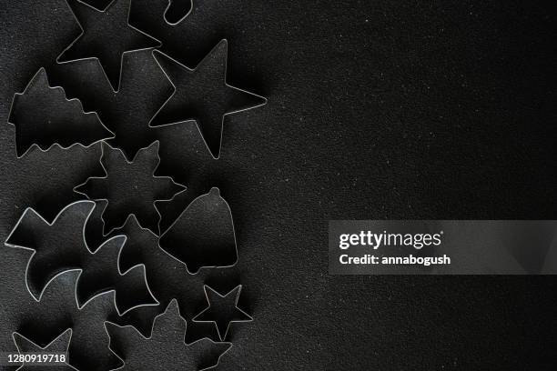 overhead view of christmas metal cookie cutters - pastry cutter fotografías e imágenes de stock