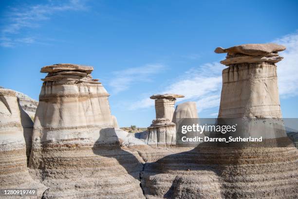 close-up of rock hoodoos, badlands, drumheller, alberta, canada - rock hoodoo stockfoto's en -beelden