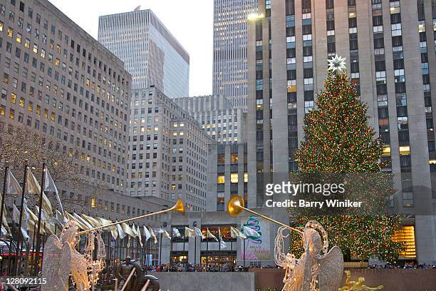 angels with horns, christmas tree and 30 rockefeller plaza, new york, ny, usa - centro rockefeller fotografías e imágenes de stock