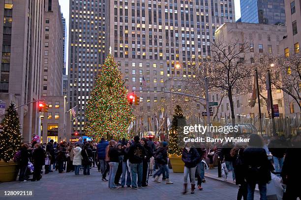 people viewing the christmas tree at rockefeller center at dusk, new york, ny, usa - rockefeller center foto e immagini stock