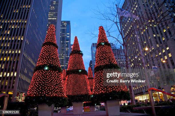 holiday display at 1211 avenue of the americas, new york, ny, usa - ロックフェラーセンターのクリスマスツリー ストックフォトと画像