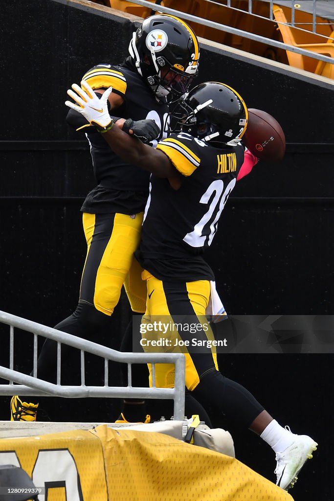 Cleveland Browns v Pittsburgh Steelers