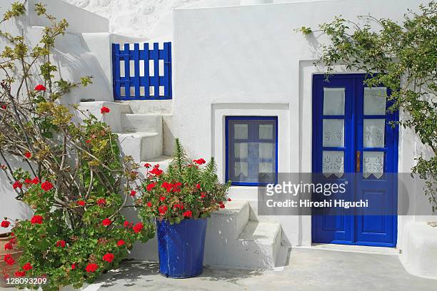 greece, cyclades islands, santorini - blue house red door stock pictures, royalty-free photos & images