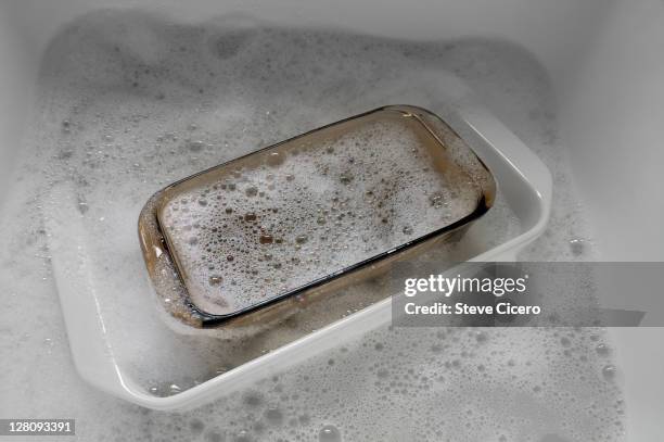washing dishes in sink - trabalho fastidioso - fotografias e filmes do acervo