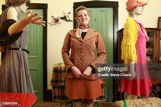 potrait of business mom in her boutique - insólito imagens e fotografias de stock