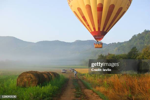 hay bale and hot air balloon - catalonia fotografías e imágenes de stock