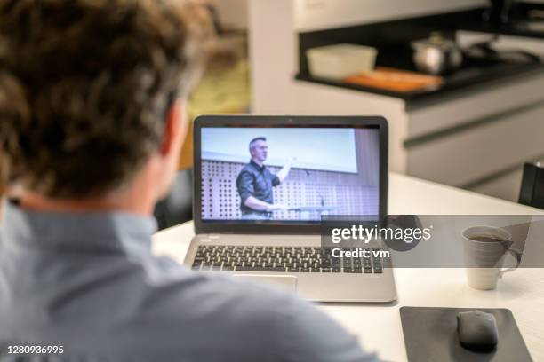 mening over niet-erkende de schouder van de mens op laptop computerscherm. - online seminar stockfoto's en -beelden