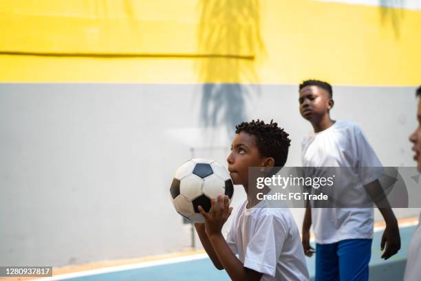 garçon de foyer jouant au basket-ball à l’école - stage sportif photos et images de collection