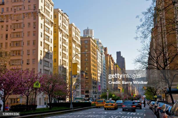 park avenue wih taxi traffic, upper east side, new york, new york - upper east side di manhattan foto e immagini stock