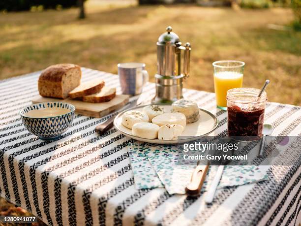 set breakfast in france - cheese jam stock-fotos und bilder
