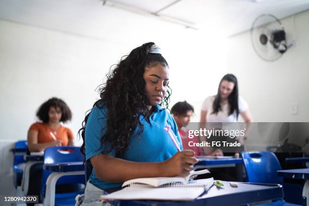 university student taking a test - large college class stock pictures, royalty-free photos & images