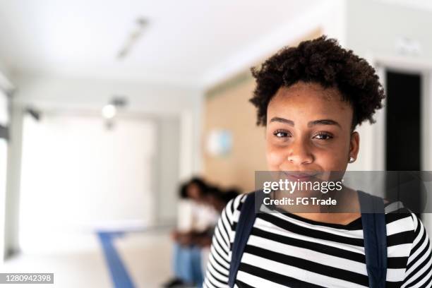 retrato de un estudiante en el corredor universitario - short hair fotografías e imágenes de stock