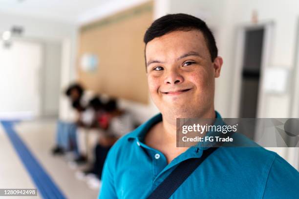 portret van een speciale behoeften universitaire student - syndroom van down stockfoto's en -beelden