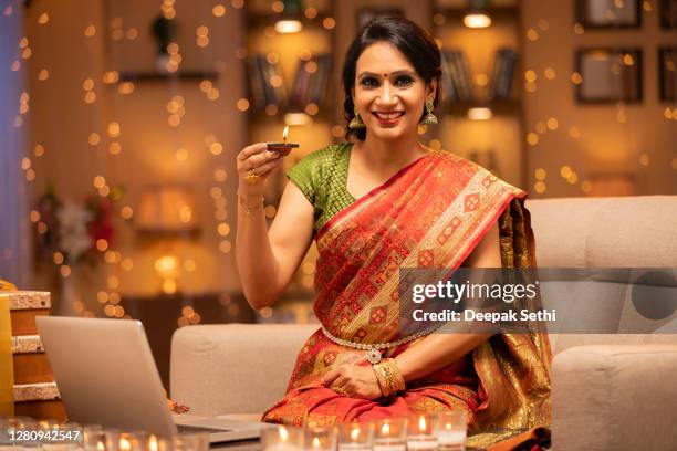 mujer joven diwali celebrar - foto de stock - diya oil lamp fotografías e imágenes de stock