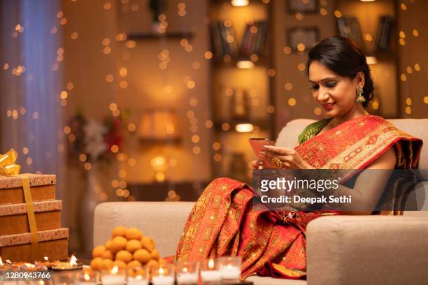 giovane donna diwali festeggiare - foto d'archivio - diwali celebrations foto e immagini stock