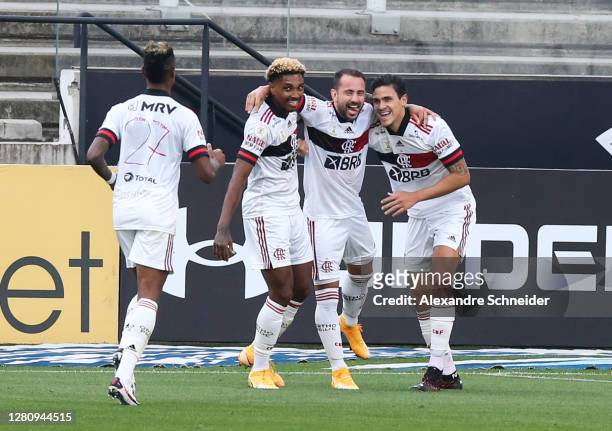 Everton Ribeiro of Flamengo celebrates with his team mates after scoring the first goal of their team during the match against Corinthians as part of...