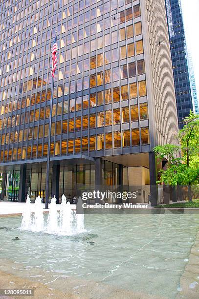 seagram building and seagram plaza, midtown east, new york, new york - mies van der rohe stock-fotos und bilder