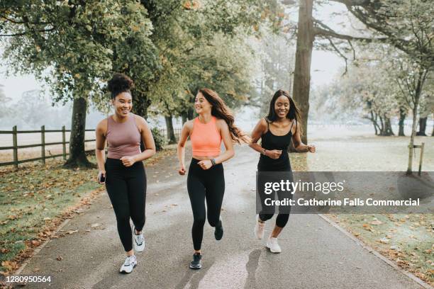 happy and relaxed woman joggers - correndo fotografías e imágenes de stock